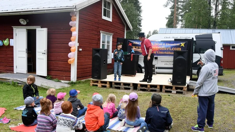 Arvid Kristoffersson assisterar John Trix, Tomas Nielsen.
