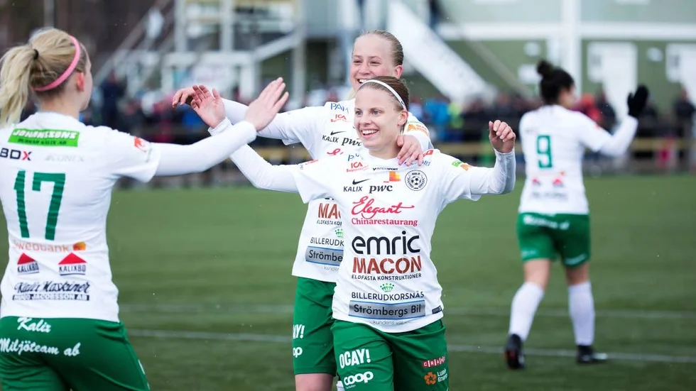 Måljubel. Emelie Helmvall, nummer 6, var Assis första målskytt i segermatchen mot Sundsvall.