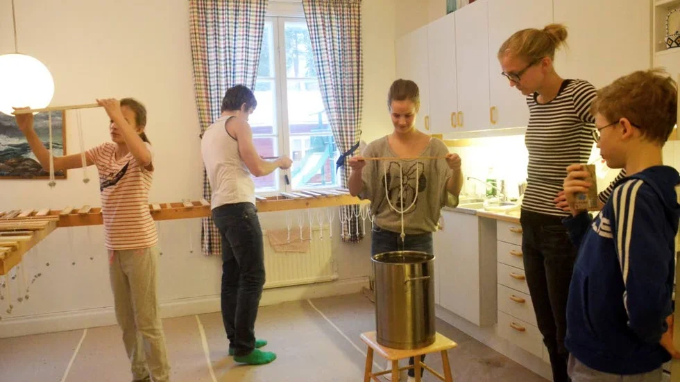 Tillsammans. Viola Bergkvist, Albert Askengren, Linnéa Andersson, Camilla Bergkvist och Arvid Rutström är med i byastugan.