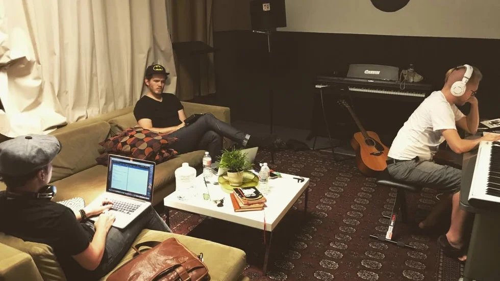 Fotoalbum. Jonathan Bluth, Fredrik Ceder  och Gustav Afsahi fotade av Frithiof Stenvall i Kent Isaacs studio i Silverlake.