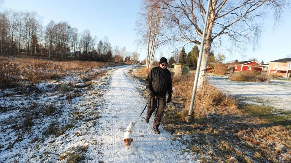FIN PROMENAD. Nisse Eriksson från norrabyn i Råneå går nästan dagligen den här sträckan tillsammans med Jack Russel-hanen Eddy.