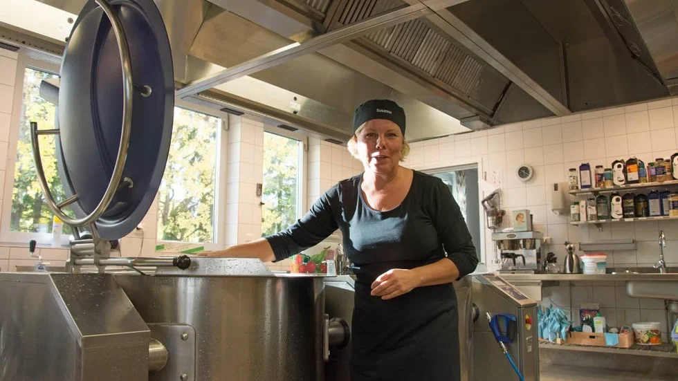 Storkök. Varje skoldag serverar köket i Kungsfågeln mellan 500 och 800 portioner mat till gymnasieeleverna. Susanne Nyström håller på och rengör en av grytorna.