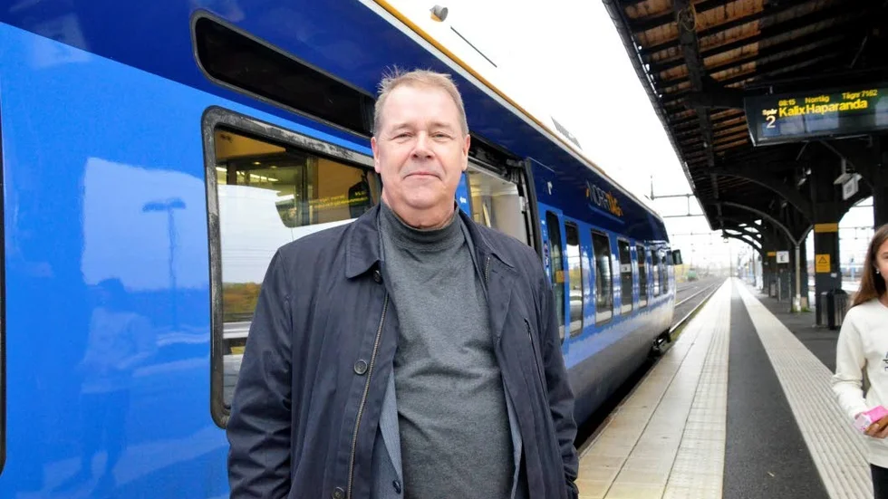 Steg på. Leif Pettersson (S), riksdagsman och ledamot i riksdagens trafikutskott, fick bara åka Drömtåget i några mil. Sedan tog det tvärstopp.