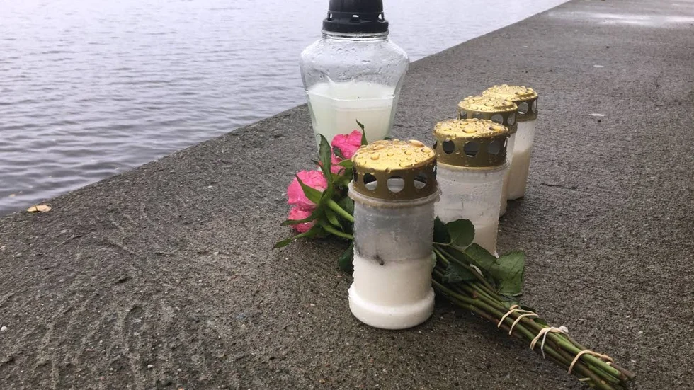 Tragiskt. Efter drunkningsolyckan norra hamn i Luleå har sörjande placerat ut lyktor och blommor till minne av den döde 26-åringen.