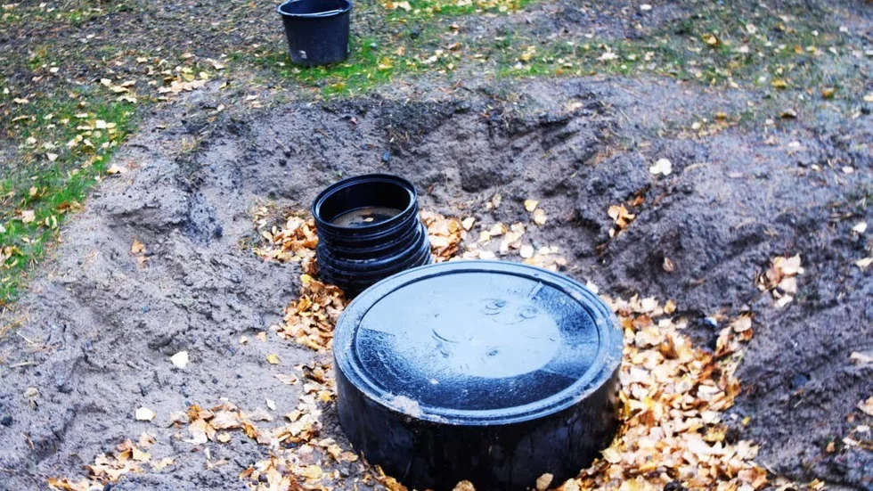 Brunn. Via två brunnar pumpas flygfotogen och grundvatten upp ur marken.