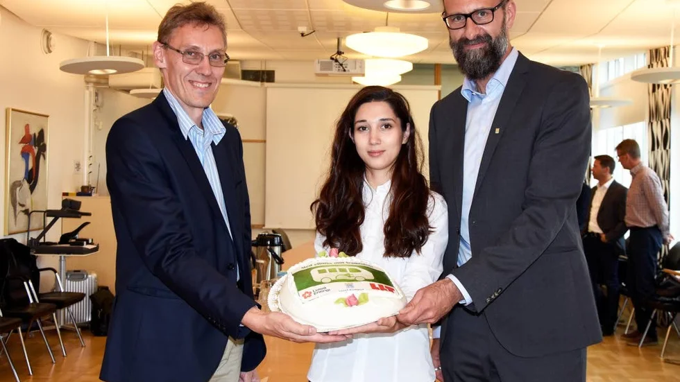 Tårtfest. Peter Sandin, produktionschef vid Linkker, Liliya Safiullina, projektansvarig vid Ekoenergetyka samt Mikael Lekfalk, kommundirektör Luleå kommun, firade det nya avtalet för Luleås elbussar.