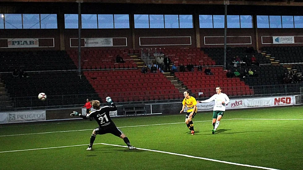 MÅLKUNGEN. Jens Marklund är fyrans odiskutabla skyttekung. Totalt 26 mål varav senast sju mot Jokkmokk. Här testar han BBK-målvakten Anton Olofsson, men skottet tog i burgaveln.
