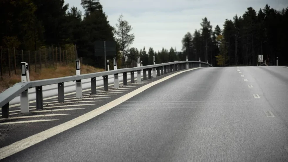 MITTRÄCKEN. Med mitträcken och ökad hastighet påverkas boende i byarna Puoltikasvaara och Moskojärvi. Bullerplank kommer att sänka ljudnivåerna från den ökande ljudbilden som kommer sig av höjd hastighetsgräns.