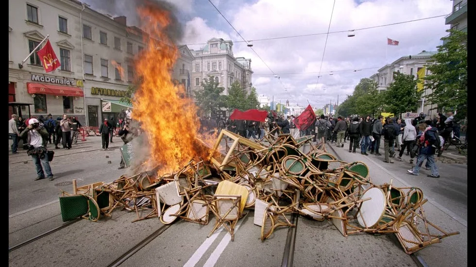 Skarpt läge. Det här var scenen förra gången vid EU-toppmötet i Göteborg 2001. När det är dags igen har poliser från Norrbotten utkommenderats.