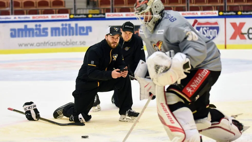 Skridskoteknik. Filip Gustavsson fick verkligen slita efter sin ordinarie träning då Pittsburgh Penguins utvecklingscoach för målvakter, Brendan Sullivan, tog över. Luleå Hockeys målvaktstränare, Gusten Törnqvist, övervakade övningarna.