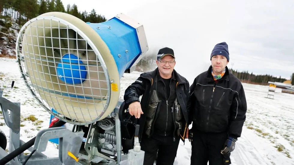 Snöväder. Äntligen har kylan kommit och Sture Andersson och Henrik Näsvall kan dra igång snömaskinerna i Pagla.