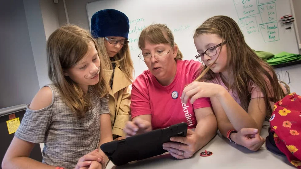 Filmvisning. Emmy Erlandsson, Elle Johansson, Marlene Merilä mediepedagog och Ida Sundberg tittar på den film flickorna just fått färdig.