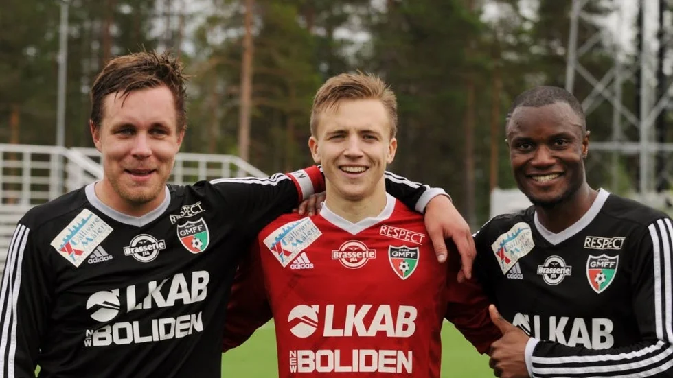 Målskyttarna Mikael Jannok och Diangi tillsammans med målvakten Gustav Stålnacke.