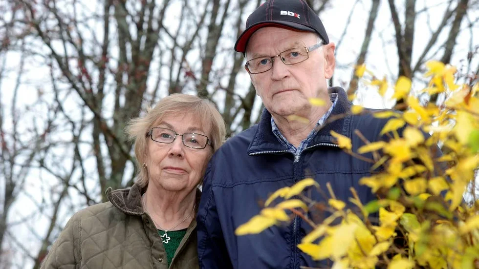 KRITISKA. Kjell och Marianne Hagström tycker det är fel att så få poliser ska täcka stora områden i glesbygden. ”Vad kan inte hinna hända på en och en halv timme?”, säger Kjell Hagström.
