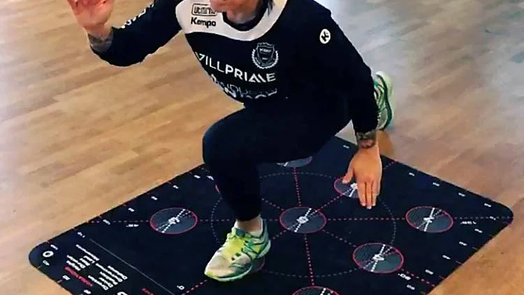 3D-träning. Boden Handbolls Carin Bergdahl kör 3D-träning med en speciell 3D-matta som både träning och rehab.