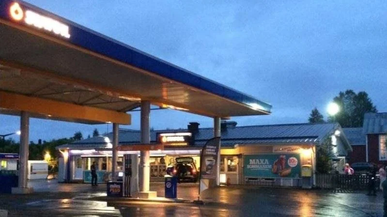 KRASCHEN. Det var i augusti 2015 som mannen i 30-årsåldern kraschade rakt in i Statoil i Persön, där det pågick en födelsedagsfest med ett 40-tal personer närvarande. Samtidigt tände mannen eld på bilens framsäte.