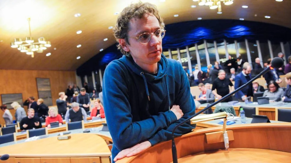 Extra möte. Jonas Brännberg, gruppledare för rättvisepartiet vill att kommun kallar till ett extra möte med anledning av korruptions misstankarna på stadsbyggnadsförvaltningen.