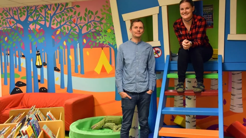 Familjedag. Fredrik Rönnberg, bibliotekschef, och Sandra Selberg, barn- och ungdomsbibliotekarie  bjuder in alla barn med deras vuxna till familjedag i Bokskogen på söndag.