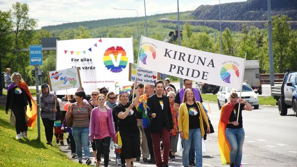 Glatt. Det var glad stämning, soligt och färgglatt när prideparaden tågade genom gatorna i Kiruna, men budskapet är i grunden allvarligt. "Det är inte självklart att man får vara den man är idag", säger Jimmy Johansson.