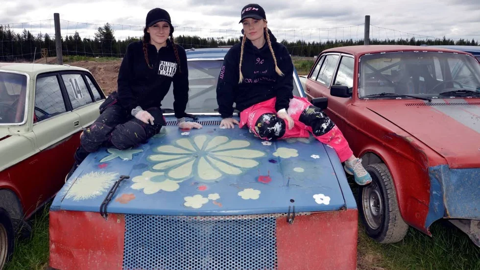 Snygg bil.  Frida Johansson och Ida Isaksson valde blommor när de målade en av Bodens Motorsällskaps folkracebilar.