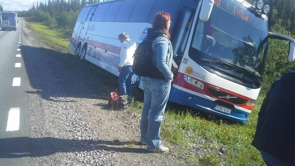 Avvåkning. Linjebussen mellan Kiruna och Luleå hamnade i diket.