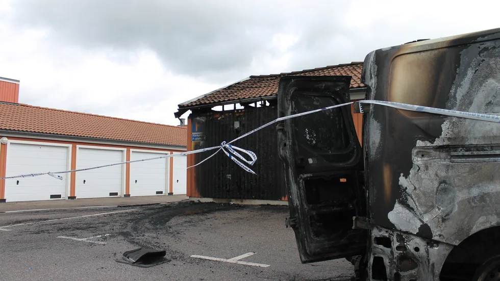 Bilbranden i Tallboda spred sig till den närliggande garagelängan.