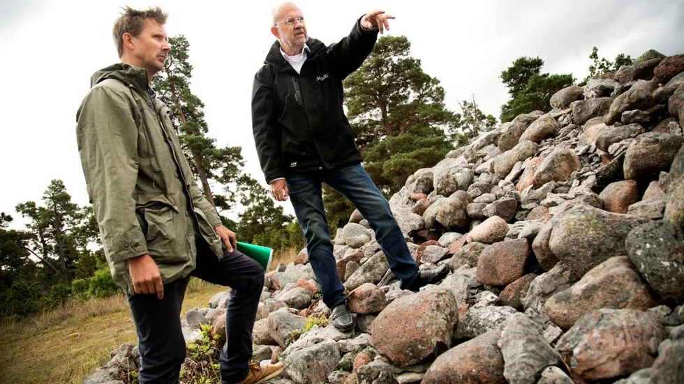 Christian Hoffman och Dan Carlsson tar en titt på stenröset vid Bro Stainkalm.