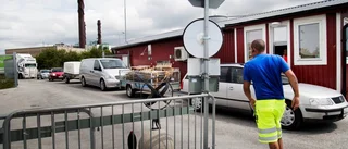 Skräp skapar långa köer på återvinningen
