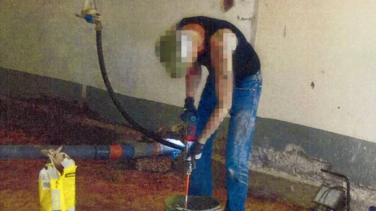 Polisen har tagit flera av 47-åringens privata bilder i beslag. Den här bilden, som togs i juni förra året, visar hur 47-åringen, son enligt läkarutlåtande helt saknar arbetsförmåga, arbetar i sitt hus på Gotland.