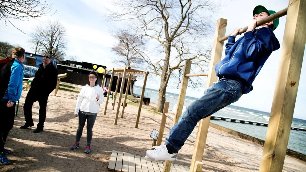 Radek Karlsson kom förbi gymmet och tränade genom att lyfta sin egen vikt.