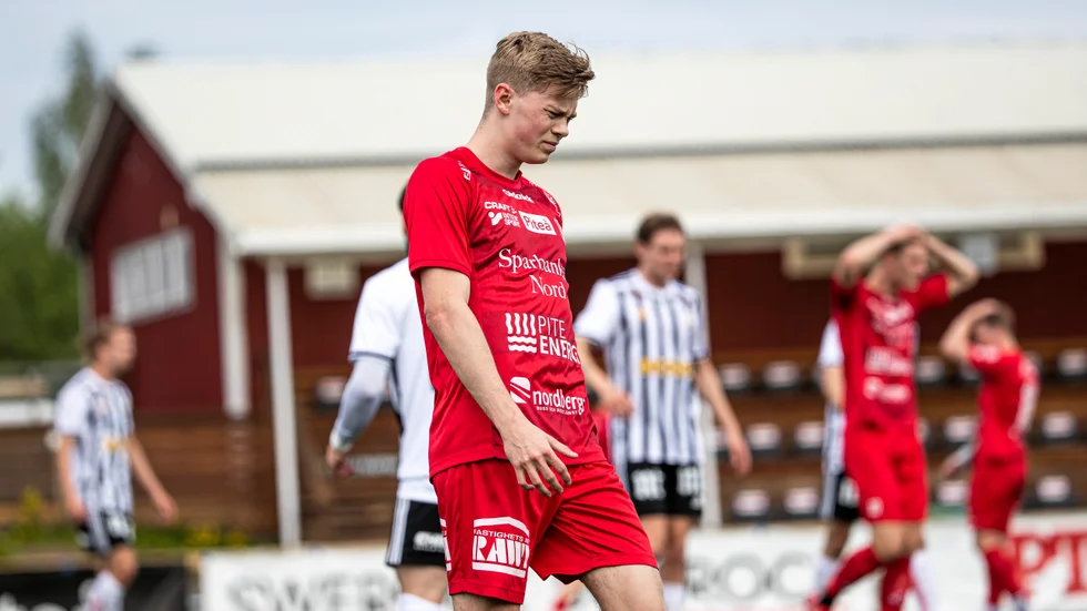 Gustav Nordh gjorde ett klassmål mot Vasalund, men det hjälpte föga. "Vi skämmer ut oss på bortaplan", tyckte han efter förlusten med 3–6. 