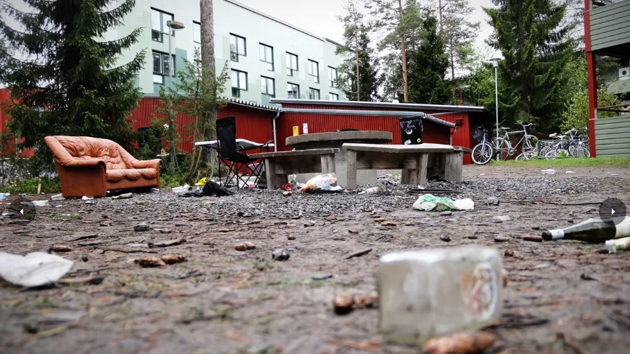 Glasflaskor, söndertrampade burkar och skräp låg under morgonen i högar.