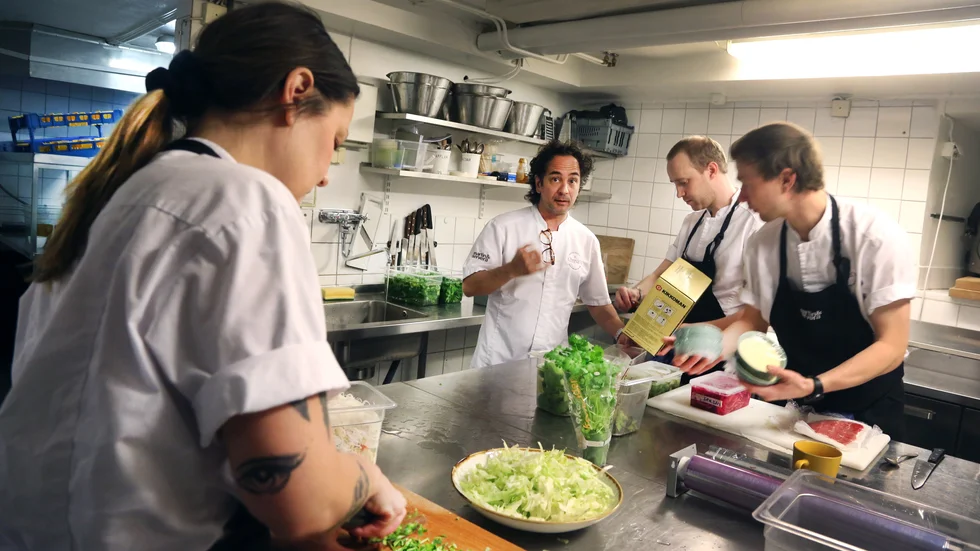 Markus Aujalay i köket på Villa Alma, där han inte går på schema men ändå vill sprida energi. Här tillsammans med kockarna Sandra Buskas, Nikki Sandgren och Rikard Hujber.