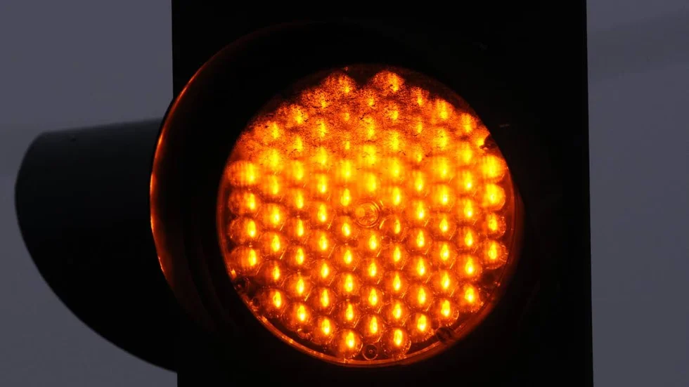 Gotlänningen får gult ljus för sitt påstående att lagstiftning om sänkt lön är alliansens sista alternativ.