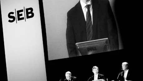 Demokratin har skapats för att tygla den mänskliga naturen. Kapitalet ackumuleras i de rikas händer och folket kan inte längre efterfråga de varor och tjänster som produceras. Att vinsterna också måste räcka till höjda löner och skatter är liksom tillväxtens förutsättning. Ett första steg är förmodligen ett förstatligande av alla banker.
