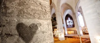 Nazisters närvaro tonar inte ner kyrkan