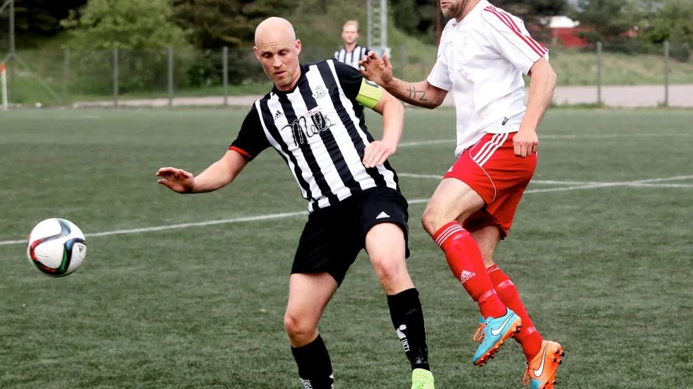Studsade tillbaka. Arvid Larssons När IF studsade tillbaka efter 1–10-torsken mot Dalhem och besegrade Jens Jessens Visby AIK med 3–1 i kväll.