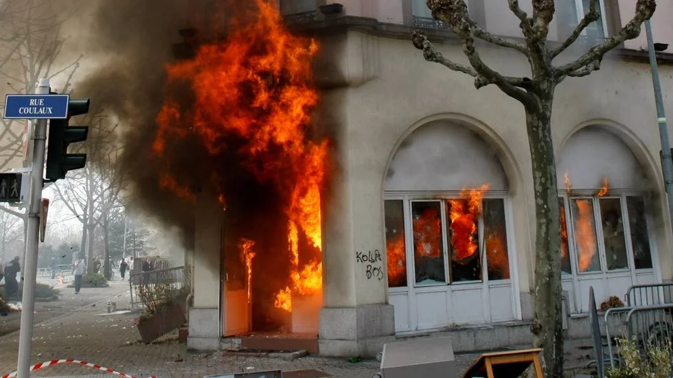 Ett hotell brinner i Strasbourg, Frankrike, efter att anti-NATO-demonstranter använt Molotovcocktailar.