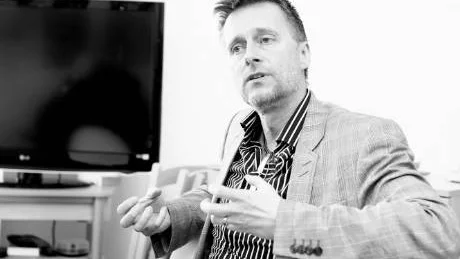 Välkomnar. Thomas Sundström välkomnar dansen till teatern. Arkivfoto: Rolf Jönsson