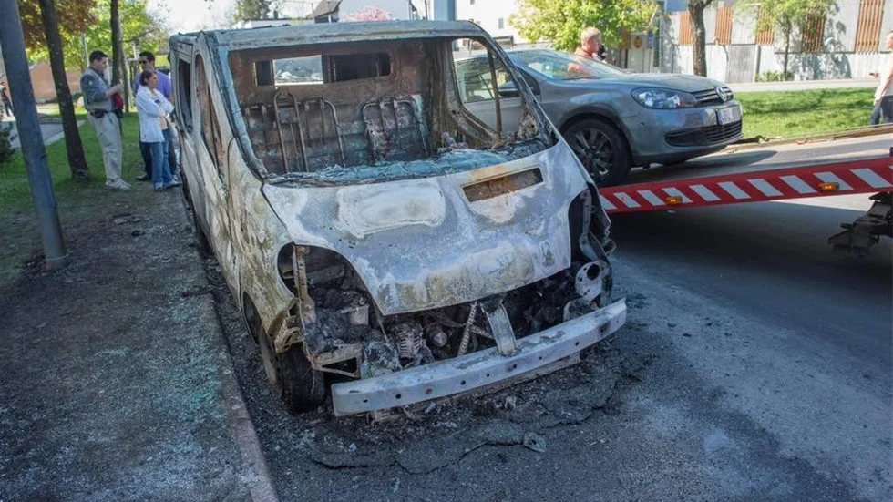 Utbränd bil. Förödelse i Husby.