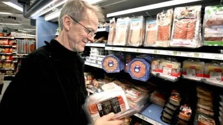 Skänker. Leif Pettersson, ägare till Ica Torgkassen skänker gärna bort matvaror till de hemlösa på natthärberget Birkagården.