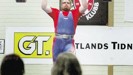 Bom. Viktor Hovlid misslyckades även i sitt andra försök på 151 kilo i ryck. Därmed försvann Visby AK:s chans till medalj.