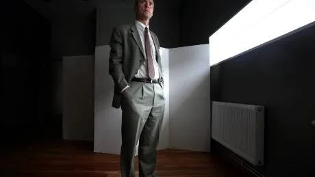Tvekar. "Vi står vid ett vägskäl", menar Lars Thomsson (c). Han är en av de 15 ledamöter i kommunstyrelsen som i dag ska formulera kommunens yttrande om Nordalks planerade täkt vid Ducker i Bunge.Foto: ROLF JÖNSSON