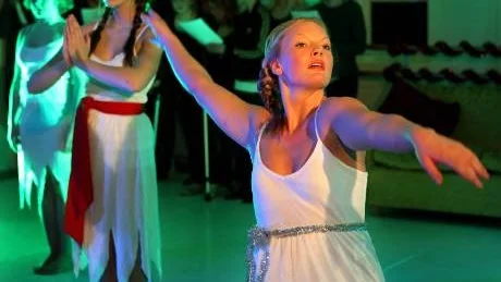 Luciatåg. Ett vackert och stämningsfullt inslag i föreställningen. Musikesterna sjunger "Natten går tunga fjät" till dansesternas suggestiva koreografi. Foto: Rolf Jönsson