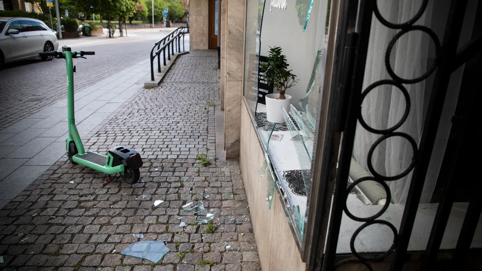 När ägaren kom till salongen på morgonen låg elsparkcykeln inne i lokalen.