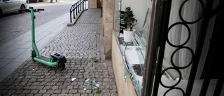 Fönster till salong i centrala Linköping krossades av elsparkcykel
