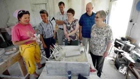 Cecilia Carlén berättar om sitt konstnärsskap för Gunilla Johansson och Ulf Karlsson, Visby, samt Lisa, Anders och Lena Lundström.