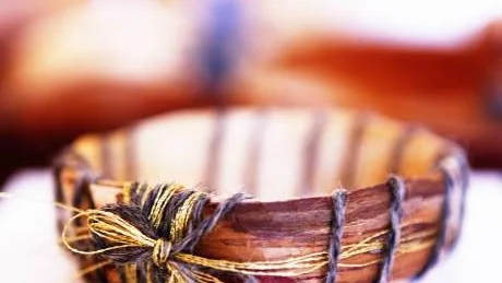 Armband. Sedan i maj har Rigmor Stenmark gjort armband i ene. "Sedan kombinerar jag ihop dem med silverlera", säger hon.