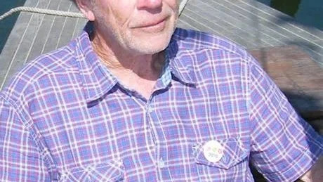 Jan Strömdahl i sin segelbåt, här i Visby hamn,