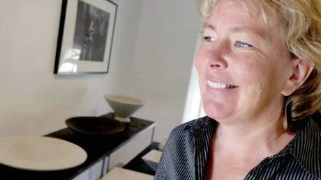 Utställare. Stina Lindholms utställning baseras på speciellt framtagna krukor, men hon visar också upp fat, ljushållare och fågelbad, bland annat.